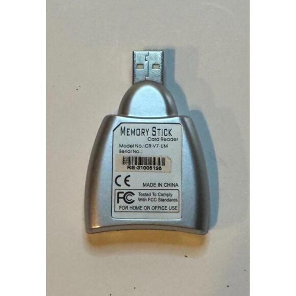 Memory Stick CR-V7-UM Memory Card Reader Direct USB Plug-In Tested & Works - Picture 2 of 2